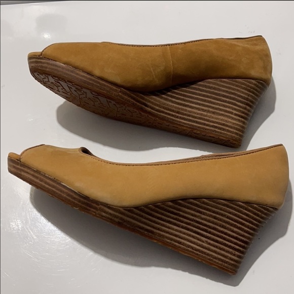 Reposh! Unworn Fossil peep toe wedge! - Picture 4 of 6